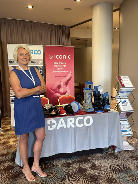 Magdalena G&oacute;rna, właścicielka ICONIC, przy firmowym stoisku z zaopatrzeniem podologicznym podczas konferencji.