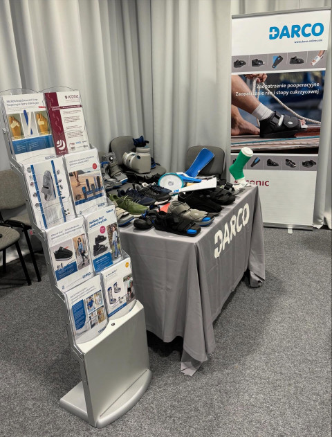 Profesjonalne stoisko ICONIC z ofertą obuwia pooperacyjnego i odciążającego marki DARCO.