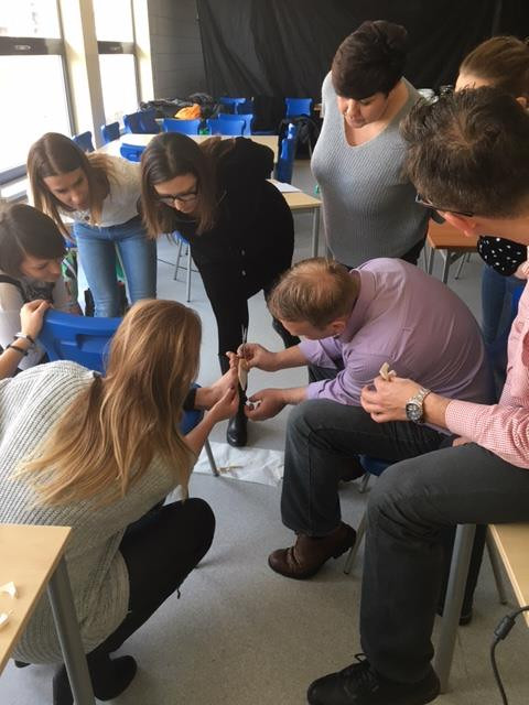 Warsztaty ICONIC: specjalista prezentuje prawidłową technikę zakładania odciążeń na stopy pacjenta.