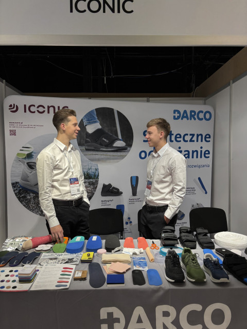 Tymoteusz i Wiktor z ICONIC reprezentujący rodzinną firmę na konferencji poświęconej rehabilitacji st&oacute;p.